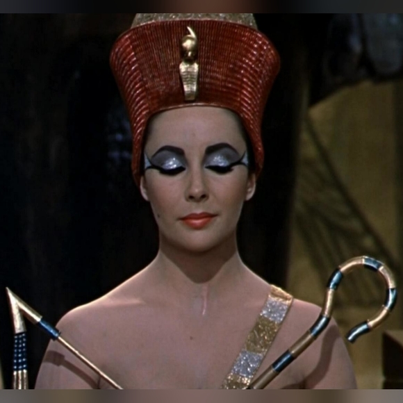 Meet your Posher, Michelle 🙇🏻♀️ - Picture 15 of 16